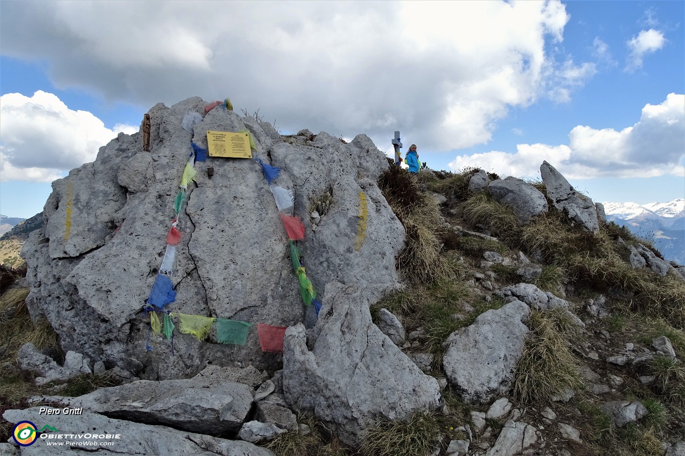 65 Targhetta, Madonnina, adornate con bandierine a ricordo.JPG